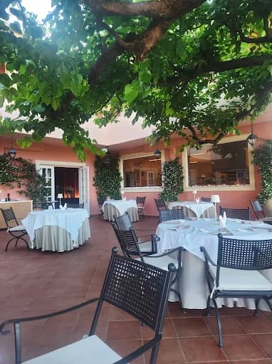 An artistic, Michelin-starred dish served in the beautiful garden of Etrusco restaurant.